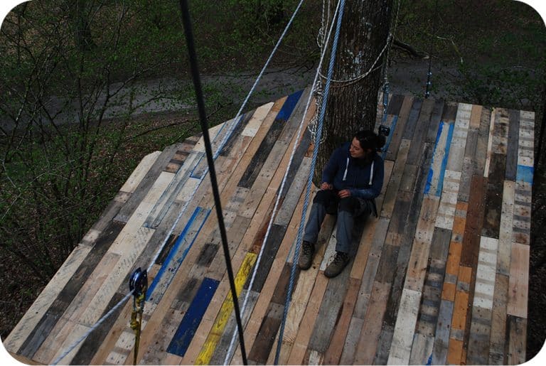 Terras in pallethout hoog in de bomen