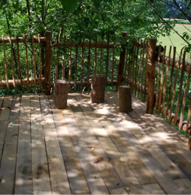 Terras op hoogte in kastanje hout