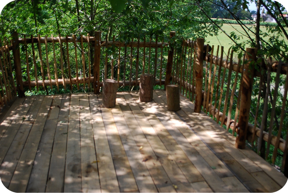 Terras op hoogte in kastanje hout