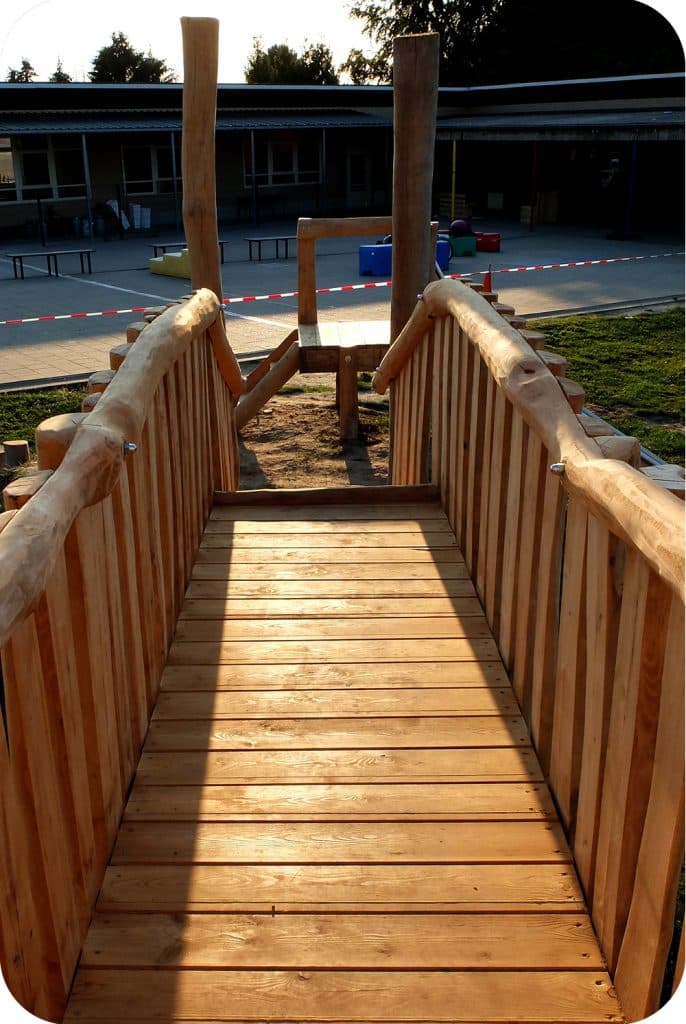 Houten loopbrug op de speelplaats 'de bron'