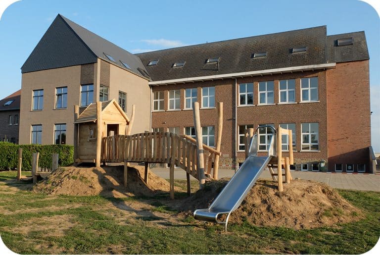 Houten huisje op de speelplaats