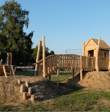 Speelhuisje met loopbrug en schuifaf in accaciahout