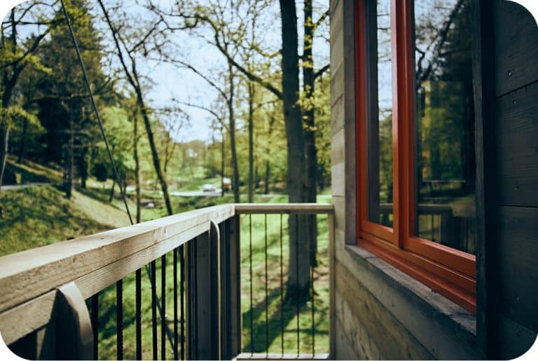 Boomhut bouwen balkon en ramen in dubbel glas