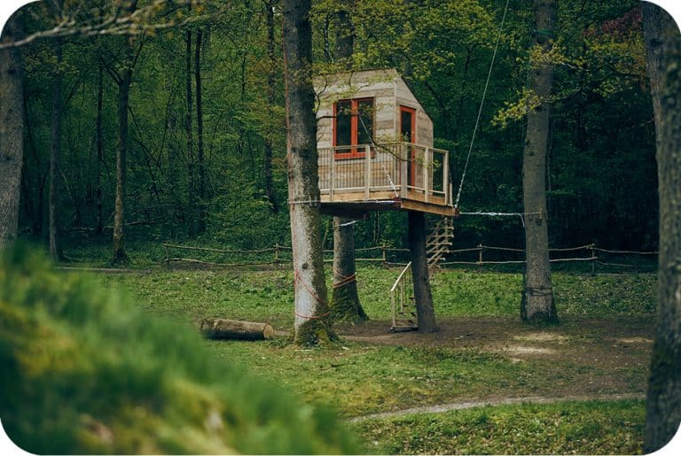 Zwevende boomhut bouwen in steigerhout als tuinkantoor