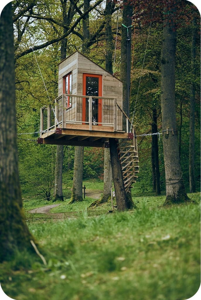 Schrijvershut of tuinkantoor tussen de bomen bouwen