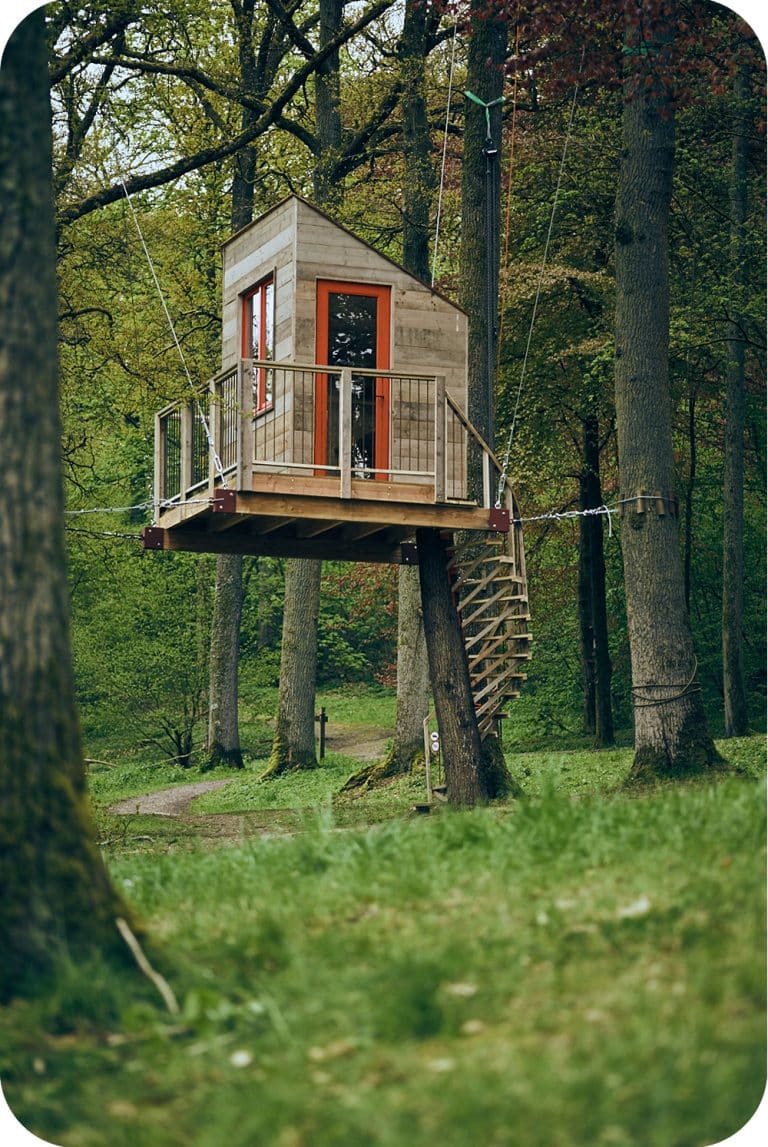 Schrijvershut of tuinkantoor tussen de bomen bouwen