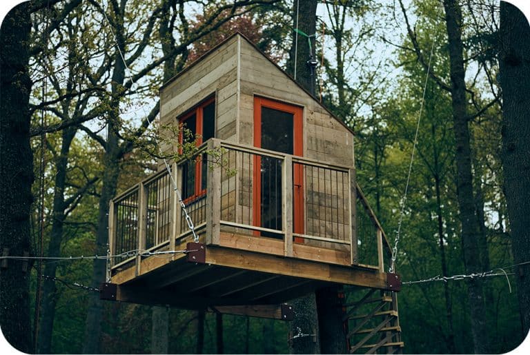 Boomhut tiny house met staalkabels opgehangen