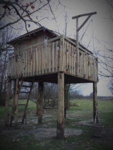 Boomhut op palen met katrol en ladder - Eppegem