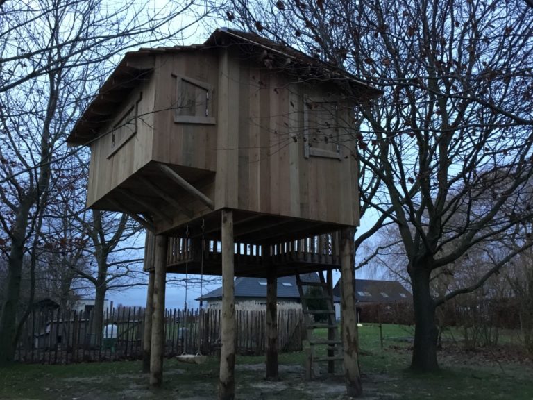 Boomhut op palen in de tuin - De boomhutbouwster