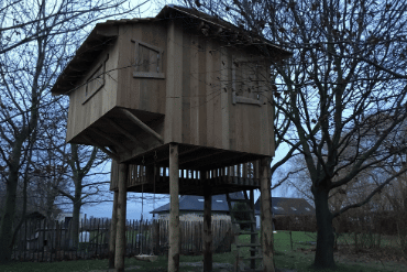 Boomhut op palen in de tuin Eppegem