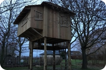 Boomhut op palen in de tuin Eppegem