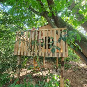 Kinderspeelhut in de tuin