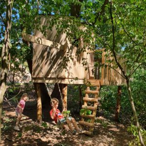 Kinderspeelhut met schommel