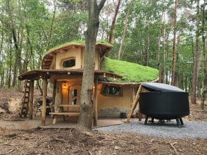 Hobbit huis met hot tub leem en groendak