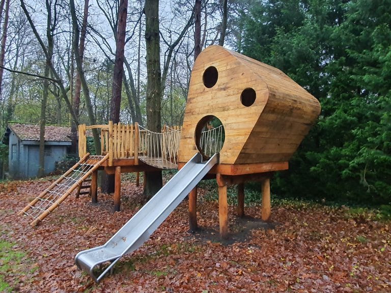 Rond speelhuisje schotel met glijbaan hangbrug en klimnet