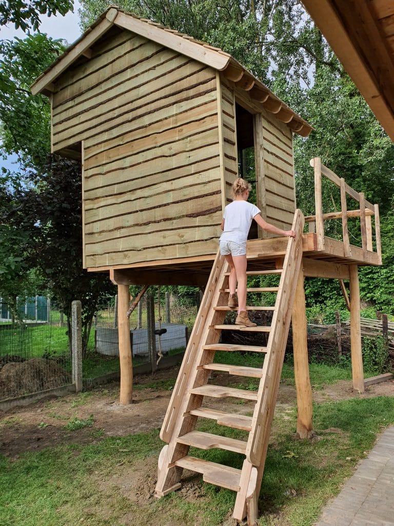 Speelhuis hout met ganzentrap