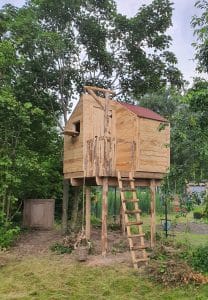 Speelhuisje Boortmeerbeek op palen met katrol