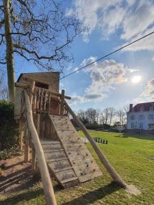 Speelhuisje met klimwand en zipline kabelbaan