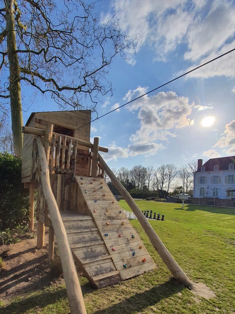 Speelhuisje met klimwand en zipline kabelbaan