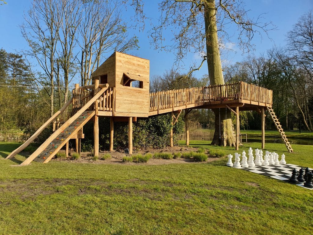 Speelhuisje met zip-line en boomterras in Kontich