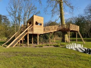 Speelhuisje met zip-line en boomterras in Kontich
