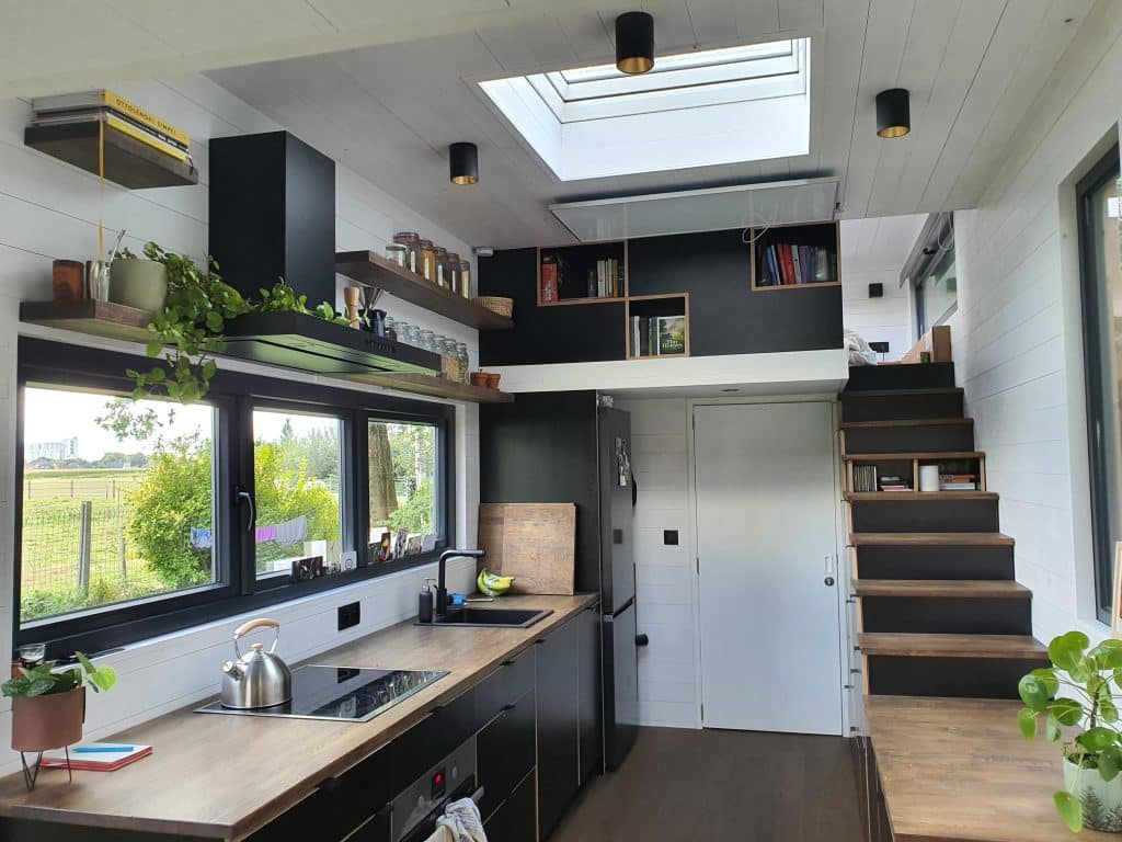Tiny house keuken en trap interieur
