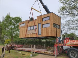 Tiny house transport met dieplader