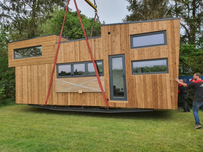 Tiny house transport met kraan