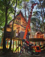 Boomhut in de maak :) Wat een plezier #warredal #treehousebuilding #bigplans #goeigeriefisthalvewerk
