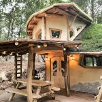 Hier is hij dan, het hobbit huis! Overnachting voor 5 personen met heksenketel hottub #hobbit #glamping #warredal #dehoutbouwers