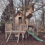 Deze boomhut komt binnenkort in de standaard. Na 2 jaartjes terug te gaan kijken zier het er nog altijd top uit! Het eerste project van #dehoutbouwers. #treehouse #fairytale #outdoorplaygrounds