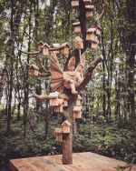 Twee installaties afgewerkt vandaag. Een houtsculptuur van een toverhoed en een elfenkoningin omgeven door nestkastjes. #woodcarving #wooden #sculpture #fairyqueen #wizardhat